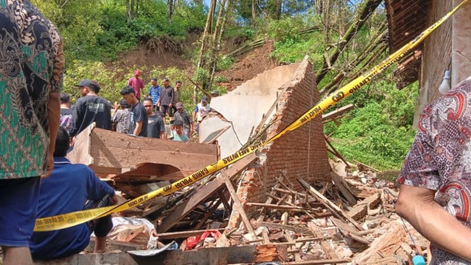 Rumah warga rusak diterjang tanah longsor di Kabupaten Trenggalek.