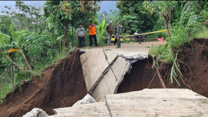 Jalan antardesa di Kabupaten Tulungagung putus akibat longsor.