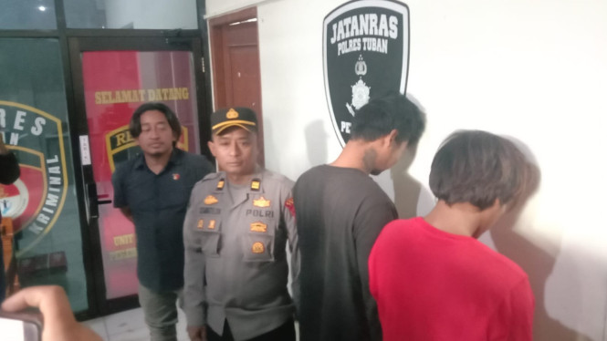 Pelaku pengeroyokan (menghadap tembok) di Polres Tuban.