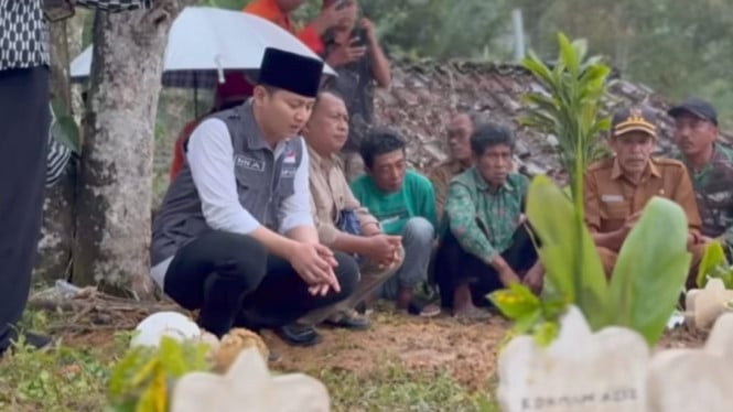 Bupati Trenggalek Moch Nur Arifin berziarah di makam korban longsor.