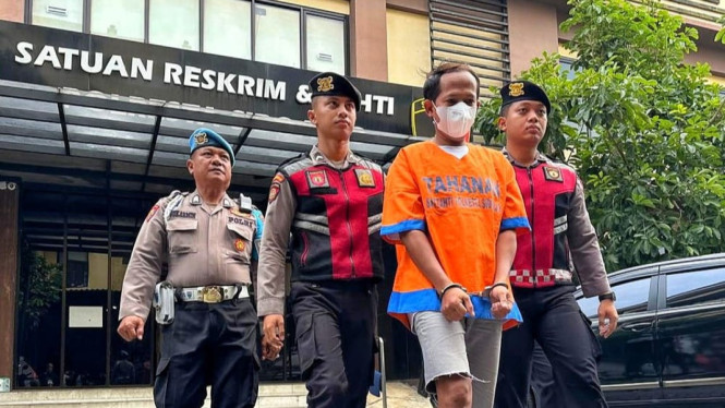Tersangka pembunuhan digiring petugas di Polresta Sidoarjo.