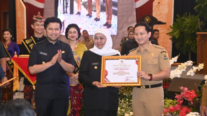 Gubernur Jatim menyerahkan penghargaan kepada Bupati Trenggalek.