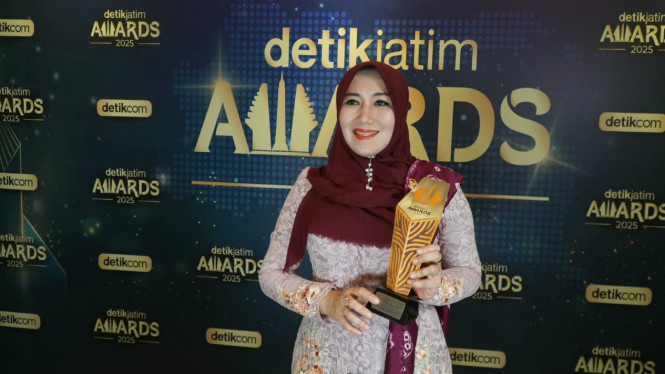 Ning Lia saat menerima penghargaan.
