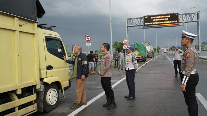 AKBP Arbaridi Jumhur saat pengamanan jalur distribusi logistik.