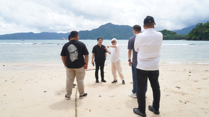 Bupati Moch Nur Arifin di salah satu tempat wisata di Trenggalek.