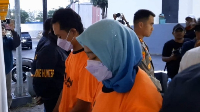 Dua tersangka pembunuhan sadis di Polres Pamekasan, Madura.