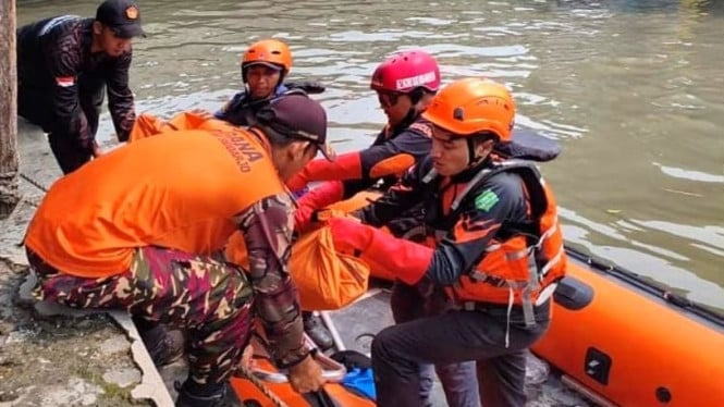 Tim SAR gabungan mengevakuasi korban tenggelam.