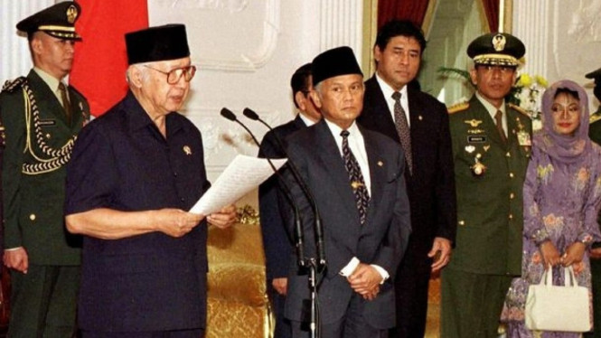 Soeharto menyampaikan pidato pengunduran diri sebagai Presiden RI.