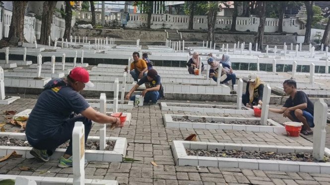 Aksi bersih-bersih pegiat medsos di Taman Makam Pahlawan Gresik.