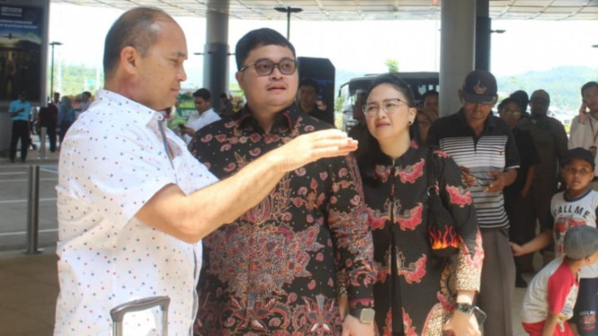 Bupati Kediri Hanindhito Himawan Pramana di Bandara Dhoho.