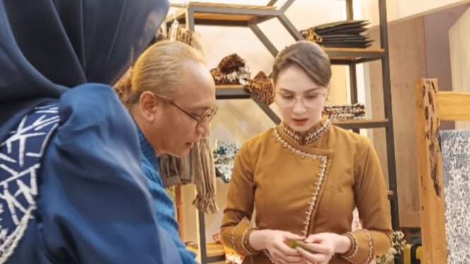 Arumi Bachsin Mengunjungi Salah Satu Booth Batik Fashion Fair 2025.