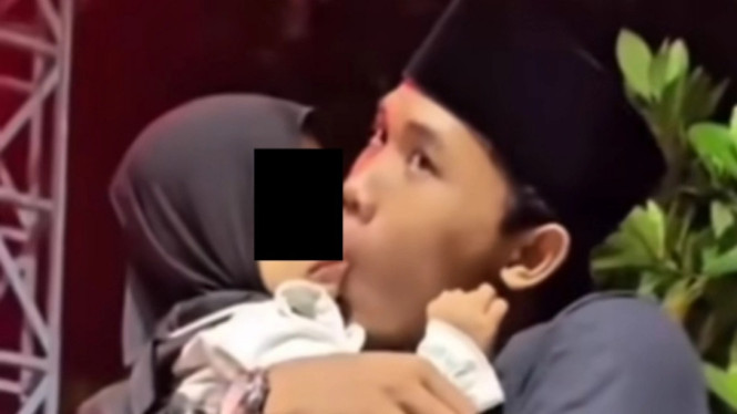 Elham saat mencium pipi bocah
