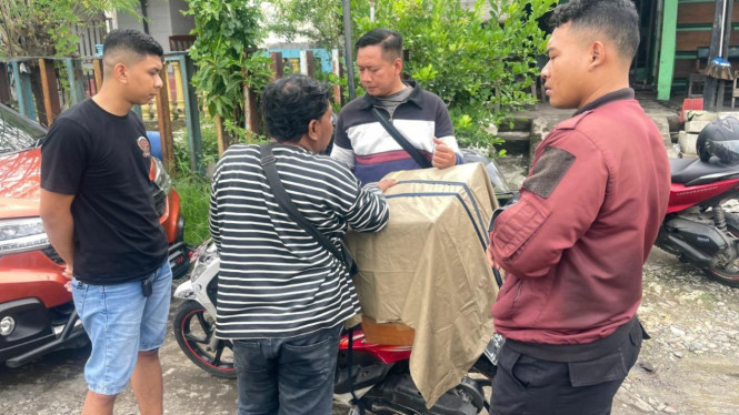 Polisi Mengamankan Kurir Miras.