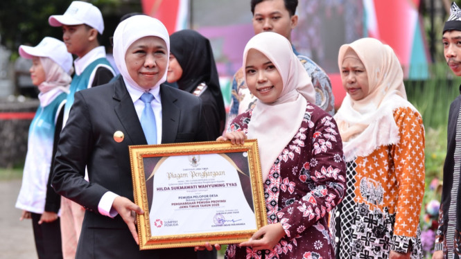 Hilda saat menerima penghargaan dari Khofifah.