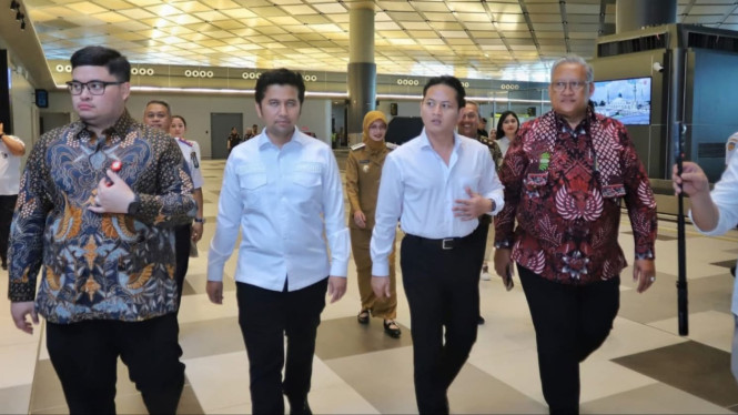 Mas Ipin Mendampingi Wagub Emil di Bandara Dhoho Kediri.