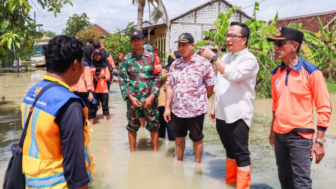 Wabup Gresik mengecek banjir di Desa Desa Glindah, Kecamatan Kedamean.