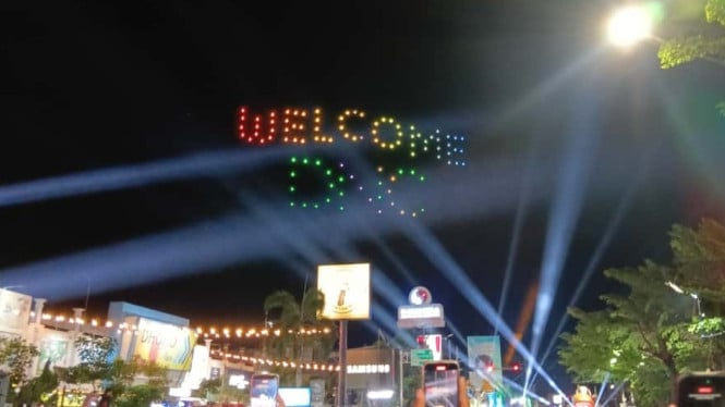 Pertunjukan lampu drone di Dhoho Night Carnival 2025 Kota Kediri.