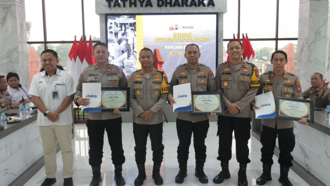 Kapolres Mojokerto terima penghargaan dari Bulog.
