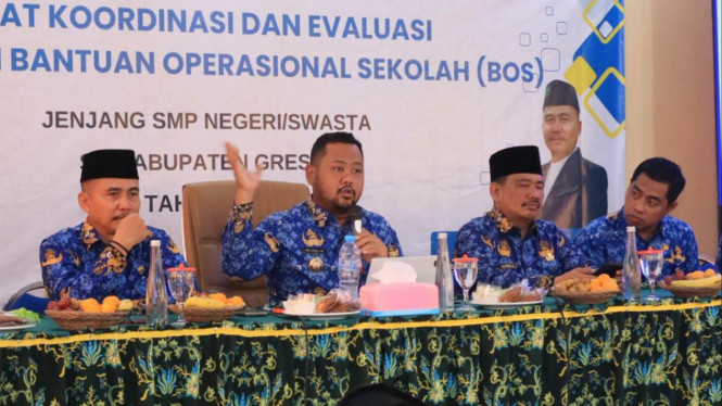 Bupati Gresik Fandi Akhmad Yani dalam Rapat Bosda.
