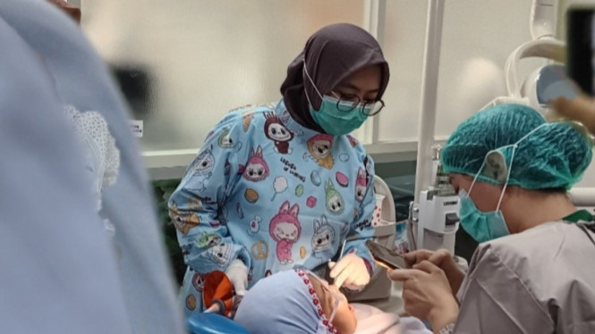 Pemeriksaan Gigi kepada Anak di RS Gigi dan Mulut FKG Unair.