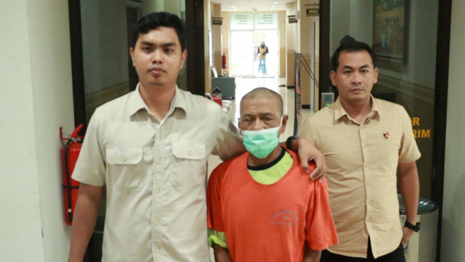 Tersangka S (tengah) pemerkosa perempuan difabel di Gresik.
