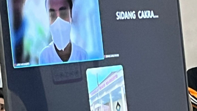 Terdakwa pemerkosa anak di bawah umur ikuti sidang secara daring.