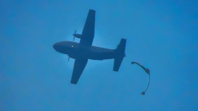 Pesawat Casa TNI AL saat mendukung operasi penerjunan malam.