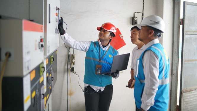 Petugas PLN