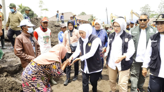 Gubernur Khofifah Meninjau Lokasi Terdampak Erupsi Semeru.
