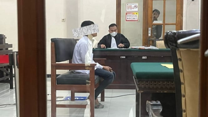 Terdakwa pemerkosa anak kandung di PN Mojokerto.