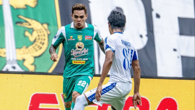 Gali Freites berusaha melewati pemain Arema FC.
