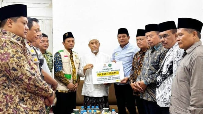 Bupati Subandi Menyerahkan Donasi ke Ponpes Al Khoziny.