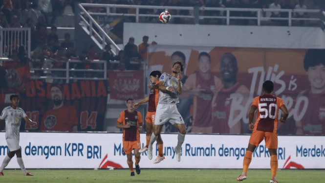Duel Udara Pemain Madura United dengan Borneo FC.