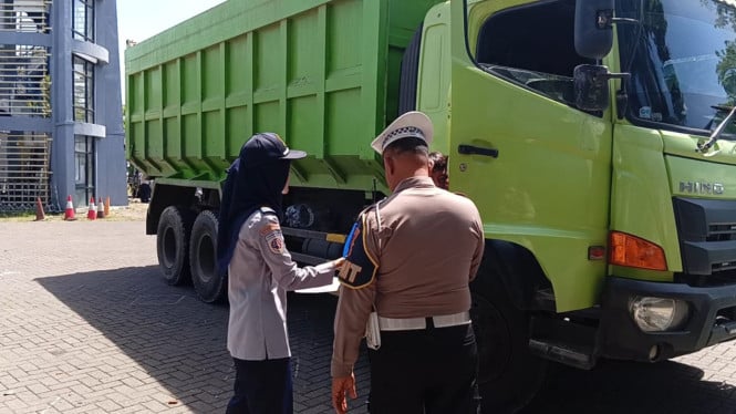 Petugas dari kepolisian dan Dishub merazia kendaraan di Tulungagung.