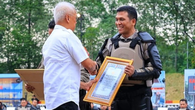Kapolresta Sidoarjo Kombes Pol Christian Tobing  terima penghargaan.