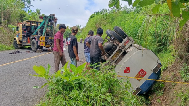 Truk tangki terguling di Tulungagung-Trenggalek.