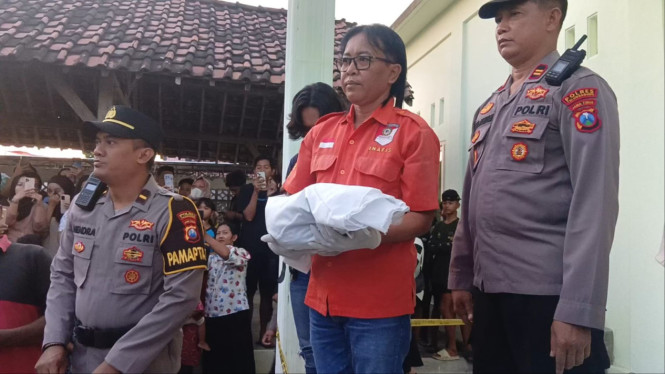 Polisi mengevakuasi bayi yang dibuang di Tulungagung.