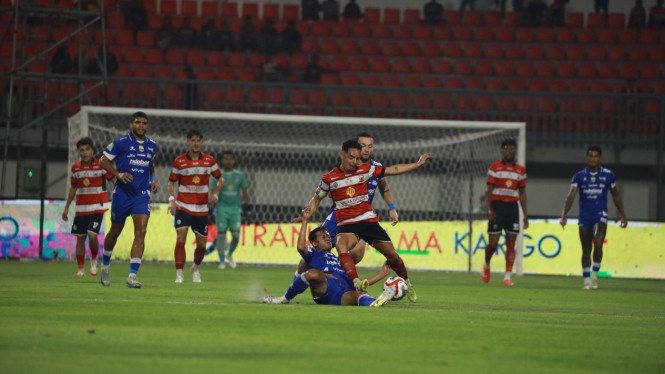 Lulinha saat mencoba lepas dari pressing pemain Persib.