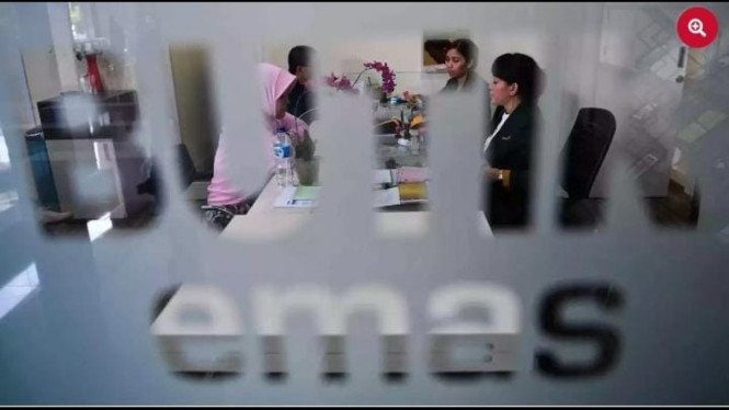 Petugas melayani emas
