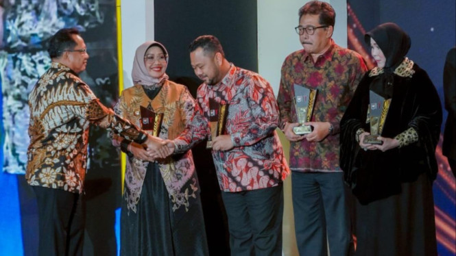 Bupati Gresik saat menerima penghargaan dari Kemendagri