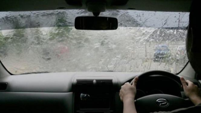 Mengemudi mobil saat hujan