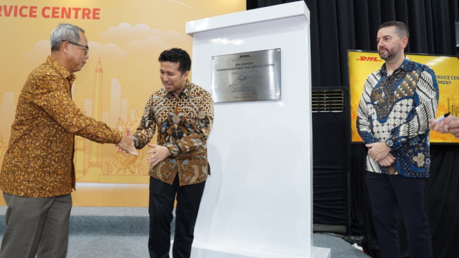 Ahmad Mohamad bersalaman dengan Emil.