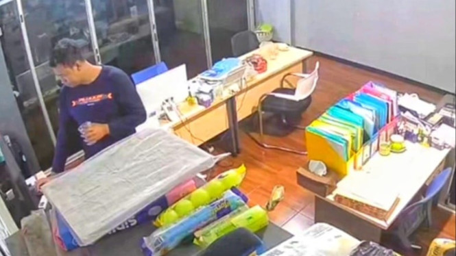 Pelaku terekam kamera CCTV  saat melakukan aksinya.