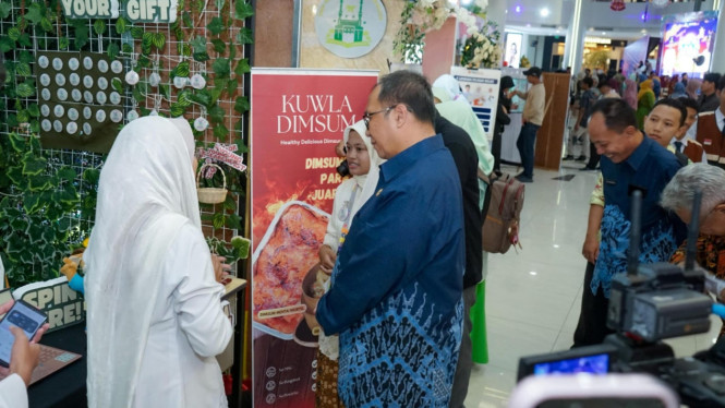 Sekda Gresik Achmad Washil saat melihat salah satu stand Ginofest 2025