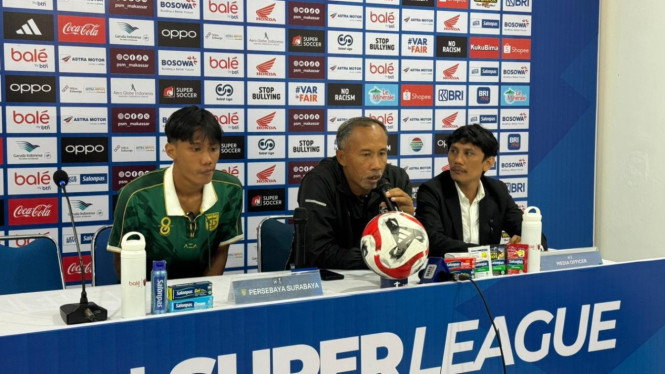Uston Nawawi pada jumpa pers usai melawan PSM.