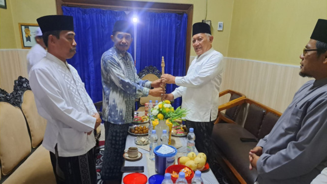 Gus Kikin (Putih) Menerima Tongkat Zaitun dari Gus Thoriq.