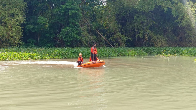 Proses pencarian bocah tenggelam di Sungai Bodeng.