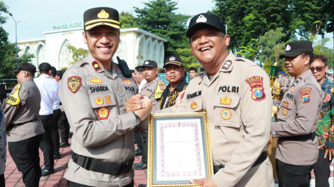 Wakapolres Gresik beri penghargaan personel berprestasi