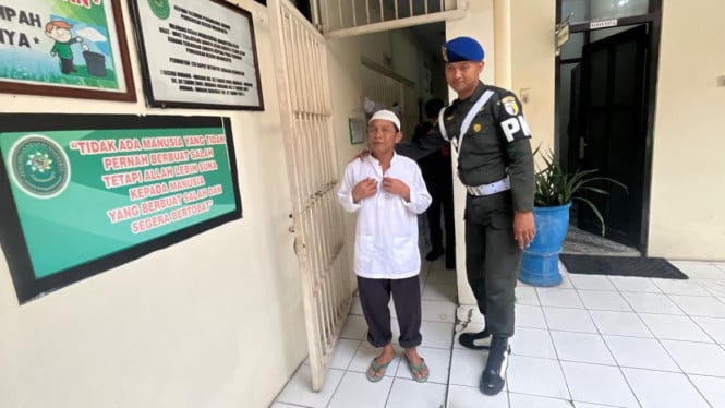 Terdakwa (kiri) perkosaan anak di bawah umur di PN Mojokerto.