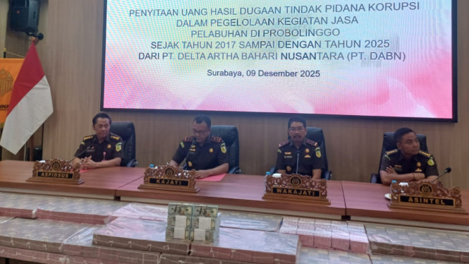 Barang bukti uang dugaan korupsi PT DABN di kantor Kejati Jatim.